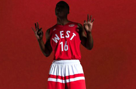 חולצת המערב באולסטאר. למעלה יש פרסומת לקיה - ככה אמורות להיראות החסויות חולצה על גופיות ה-NBA, צילום: NBA.com
