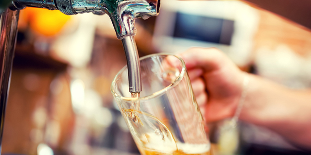 סוללה שמחה: חוקרים רוצים לנצל שאריות מתהליך הפקת בירה לייצור סוללות ליתיום