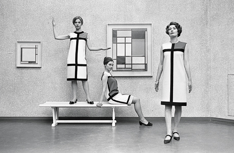 שמלות מסדרת פיט מונדריאן בעיצוב איב סאן-לורן מוצגות במוזיאון העירוני בהאג, לצד הציורים ששימשו להן השראה. אביב 1966