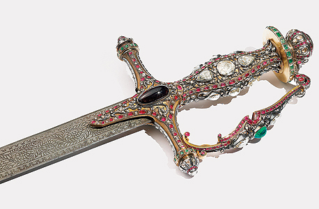 חרב טקסית עם ניצב מזהב משובץ אבני חן; דרום הודו