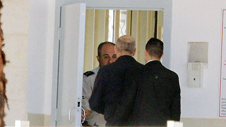 אהוד אולמרט נכנס לכלא, צילום: מוטי קמחי