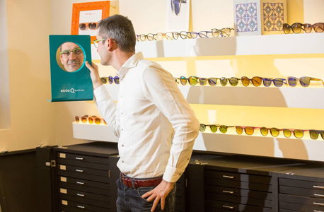 דויד פליסייר. "גם כשהמשקפיים שחורים תמיד תהיה נקודת צבע"