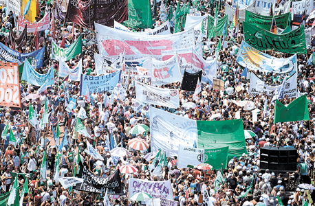 מפגינים צועדים מול בית הנשיא בבואנוס איירס, היום, צילום: איי אף פי