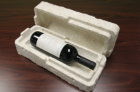 אריזה לבקבוק יין שעשויה מפטריות, צילום: Ecovative