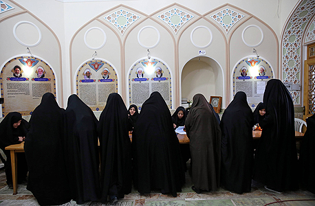 נשים מצביעות בעיר קום באיראן
