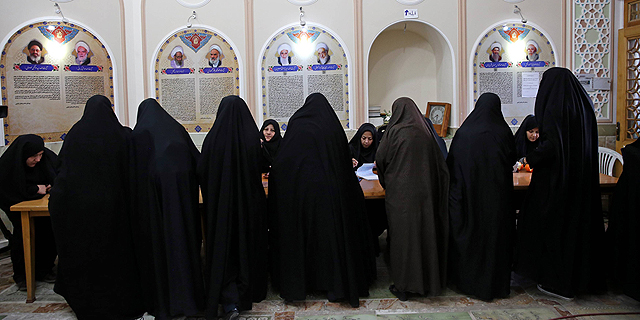 נשים מצביעות בעיר קום באיראן, צילום: איי פי