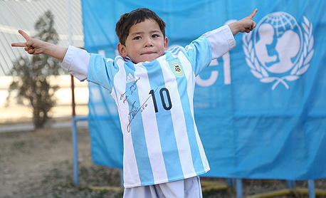 מורטאצה אחמדי ילד אפגני עם חולצת ליאו מסי 1, צילום: יונצ"ף פייסבוק