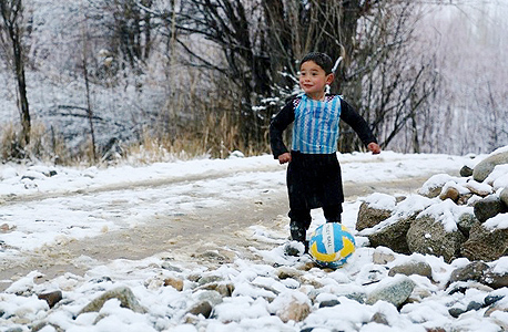 מורטאצה אחמדי ילד אפגני עם חולצת ליאו מסי, צילום: יונצ"ף פייסבוק