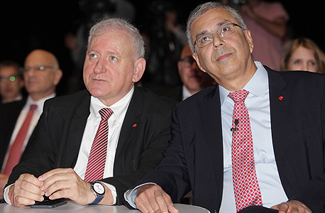 מימין:  מנכ"ל בנק הפועלים לשעבר ציון קינן עם יו"ר הבנק יאיר סרוסי
