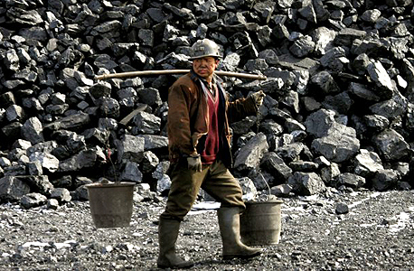 פועל מכרה פחם בסין, צילום: רויטרס