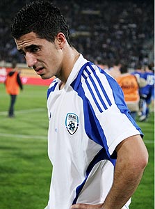 כיאל מדוכא לאחר ההפסד ליוון. אם השחקן הישראלי לא יכול לעבור שחקן יריב אז הבעיה היא  בבסיס, לא בנבחרת