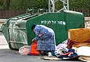 אישה מחטטת בפח אשפה, צילום: מאיר אזולאי