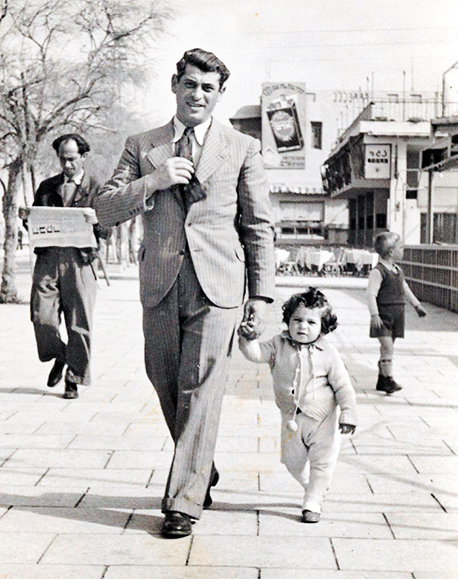 1940. גיורא בן השנתיים עם אביו בנמל תל אביב