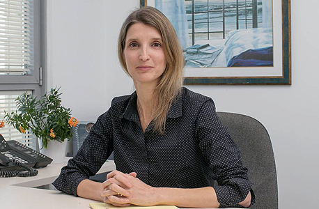 עינב הכט עמיר: "אני לא יודעת כמה אנשים יודעים מה זה ריבית פריים. או משכנתא עם לוח שפיצר. מוצר פיננסי זה לא ג'ינס. גם אם נסביר את זה במילים הכי פשוטות, זה עדיין מורכב" עינב הכט עמיר: "אני לא יודעת כמה אנשים יודעים מה זה ריבית פריים. או משכנתא עם לוח שפיצר. מוצר פיננסי זה לא ג'ינס. גם אם נסביר את זה במילים הכי פשוטות, זה עדיין מורכב"