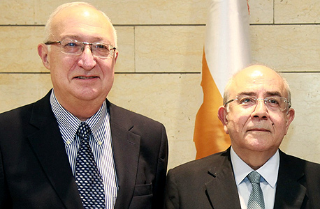 מימין: יו"ר הפרלמנט של קפריסין יאנאקיס אומירו וח"כ מנואל טרכטנברג