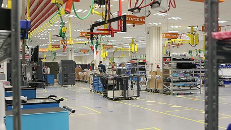 מפעל אינדיגו בקריית גת. מ-40 מכונות בשבוע ל-8, צילום: אוראל כהן