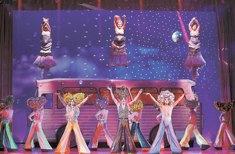 "פריסיליה מלכת המדבר" בכיכובו של ג'ייסון דונובן והמפיקים (מלמעלה) ירון פלד, שוקי גור ופרדי זיסקורט "פריסיליה מלכת המדבר" בכיכובו של ג'ייסון דונובן והמפיקים (מלמעלה) ירון פלד, שוקי גור ופרדי זיסקורט