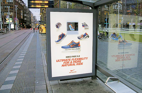פרסומת התלת־ממד הראשונה, לנייקי, שהוצגה ב־2013 באמסטרדם (בהגדלה מימין). ונבריאל: "התצוגה כל הזמן משתפרת" 