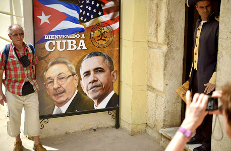 כרזה ועליה נשיאי ארה"ב וקובה בהוואנה, צילום: איי אף פי