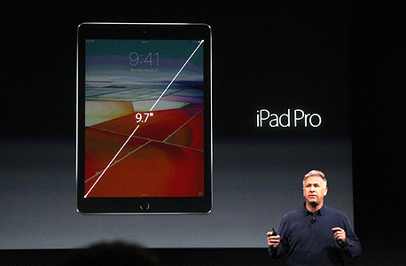 אייפד פרו חדש 9.7 אינץ' פיל שילר סגן נשיא לשיווק אפל , צילום: גטי אימג'ס