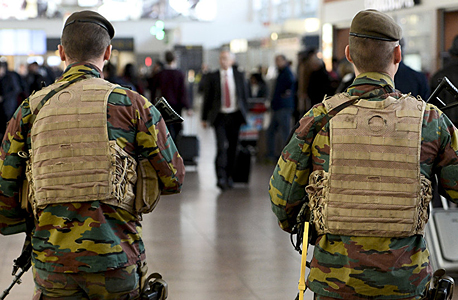 חיילים בלגיים בנמל התעופה של בריסל הבוקר אחרי הפיצוצים