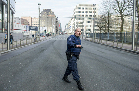 שוטר ברחוב ראשי בבריסל שפונה בעקבות מתקפת הטרור