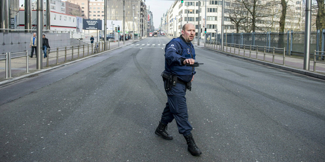 שוטר ברחוב ראשי בבריסל שפונה בעקבות מתקפת הטרור, צילום: איי אף פי