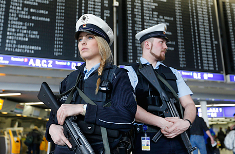 שוטרים בנמל התעופה של פרנקפורט לאחר הפיגוע בנמל התעופה של בריסל
