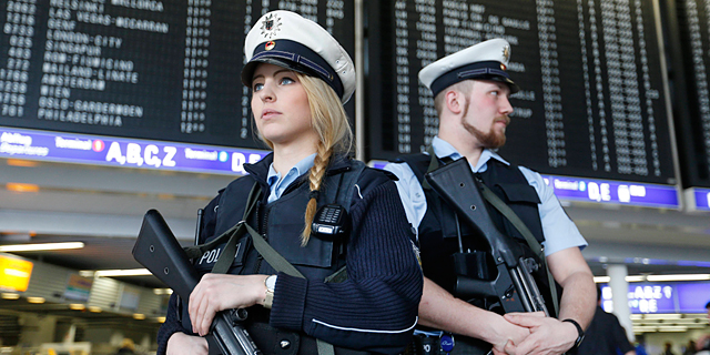 שוטרים בנמל התעופה של פרנקפורט לאחר הפיגוע בנמל התעופה של בריסל, צילום: איי פי