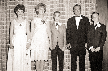 1964. מימין: ריק בן ה־11, אביו, אחיו ג'ף, אמו ודודתו, בבר המצווה של ג'ף באלן ויל, ארצות הברית