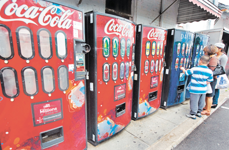מכונות שתייה של קוקה־קולה. המנכ"ל הציע שהן יקפיצו מחיר אוטומטית בימים חמים , צילום: איי אף פי