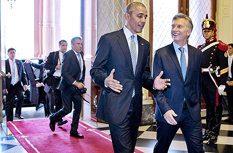 מימין: נשיא ארגנטינה מאוריסיו מאקרי והנשיא אובמה, היום בבואנוס איירס