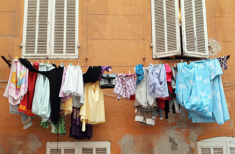 בגדים תלויים לייבוש. הסוף לכביסה?