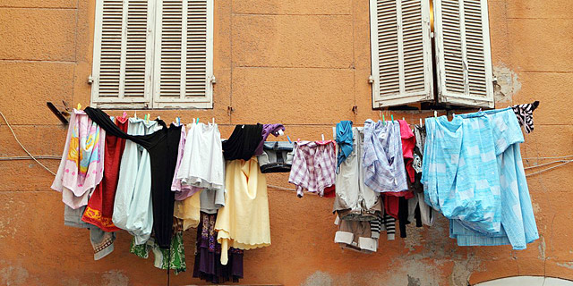 בגדים תלויים לייבוש. הסוף לכביסה?, צילום: ויקיפדיה