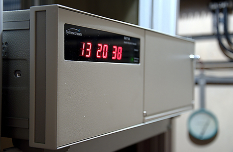 שעון אטומי, מי קובע את השעה בעולם? שעון אטומי, מי קובע את השעה בעולם?