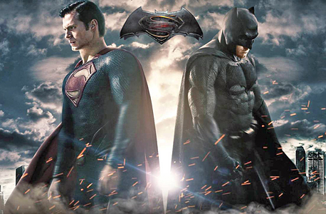 קאוויל ואפלק ב"באטמן נגד סופרמן". ההופעה של גל גדות לא נופלת משלהם