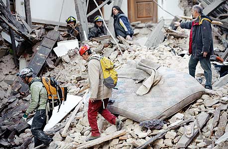 רעש אדמה באיטליה: עשרות הרוגים ונעדרים; ברלוסקוני הכריז על מצב חירום