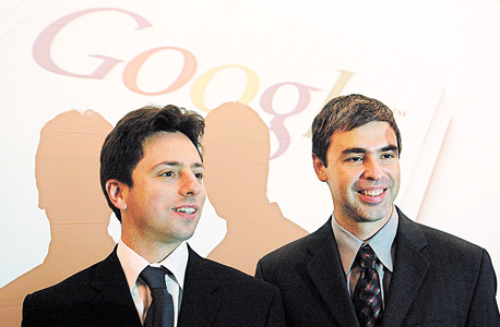 סרגיי ברין (מימין) ולארי פייג', מייסדי גוגל. "הם בעצמם היו בהלם מעד כמה שקפיטליזם המעקב הצליח"