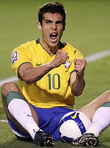 קאקה במדי נבחרת ברזיל. יעבור למנצ