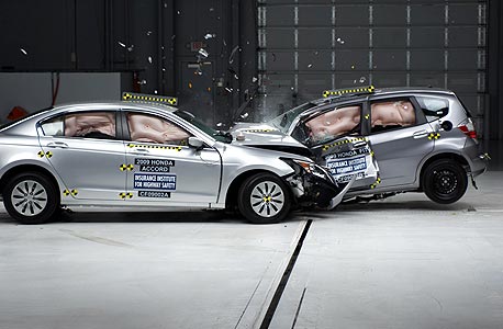 הונדה אקורד (משמאל) מרסקת הונדה פיט