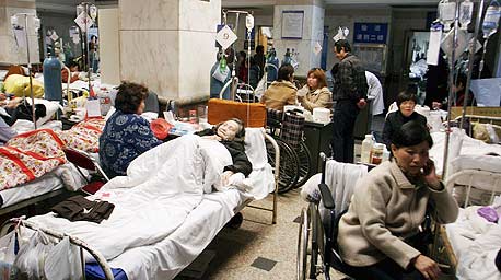 מחלקה צפופה בבית חולים בשנגחאי. מגפת הסארס סיפקה את קריאת ההשכמה