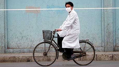 רופא בדרכו למשמרת בבית החולים האוניברסיטאי בבייג'ינג