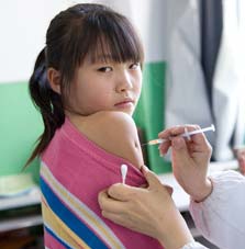 תלמידה מקבלת חיסון בבית הספר , צילום: בלומברג