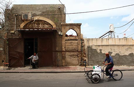 חנות הירקות ברחוב קדם (תחת הקשת מימין). עומדת סגורה עד היום, צילום: אוראל כהן