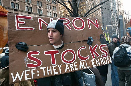 הפגנה נגד אנרון ב-2002, צילום: בלומברג