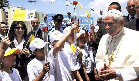 רעידת אדמה בעולם הנוצרי: האפיפיור פורש