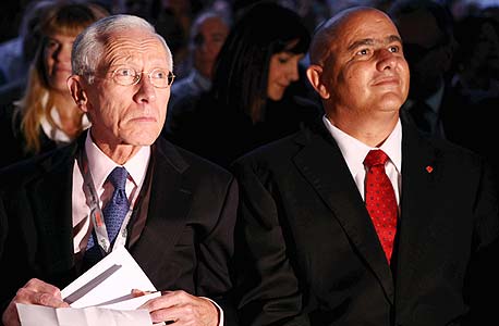 מימין: דני דנקנר וסטנלי פישר, נגיד בנק ישראל