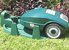 רובוט כיסוח רובומו RM. החיסכון: הדשא הקצור מלחלח ומדשן את המדשאה. מחיר: 2,990 שקל