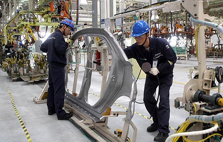 מפעל בסין שבו מיוצרים כלי רכב של מאזדה, צילום: בלומברג