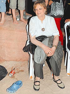 דורית ביניש נופשת בחוף